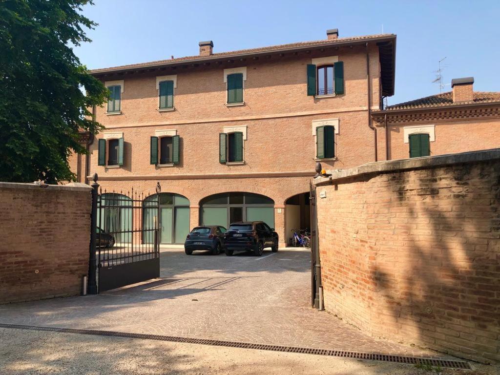 Charming Flat In Centro A Ferrara Con Posto Auto Villa Exterior photo