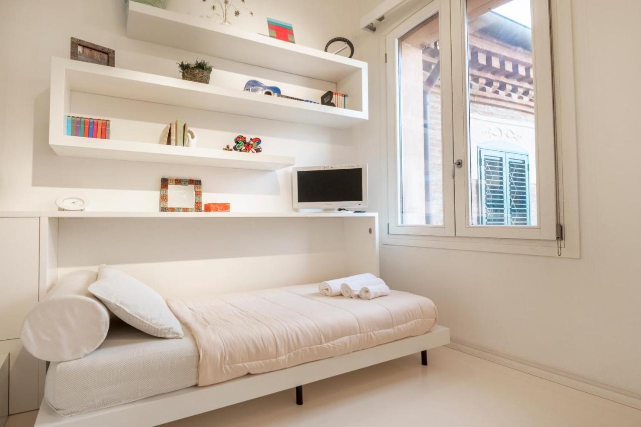 Charming Flat In Centro A Ferrara Con Posto Auto Villa Exterior photo